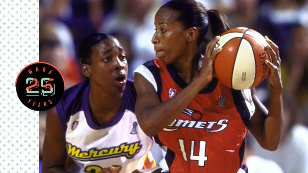 Cynthia Cooper holding the ball